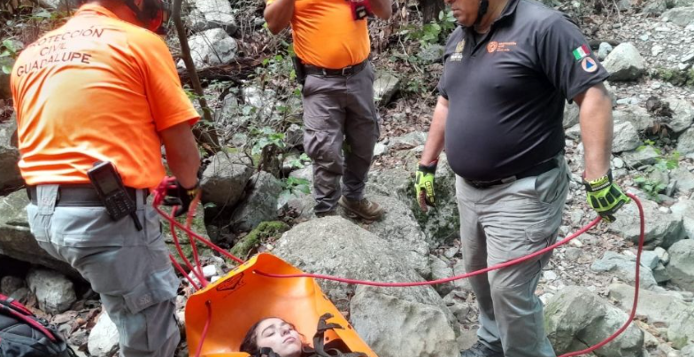 Rescatan a mujer lesionada en el cerro