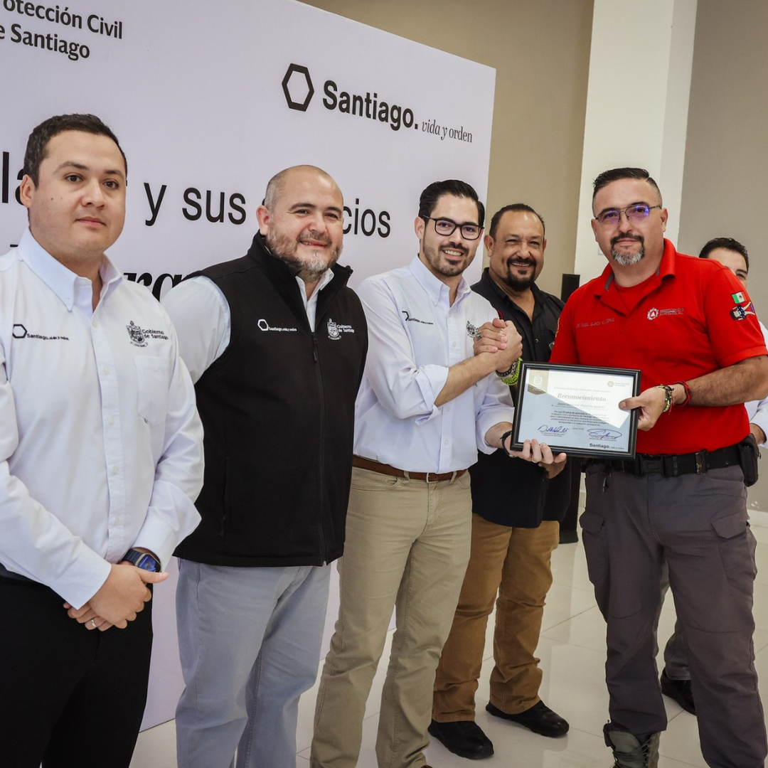 Día del Paramédico, David de la Peña, Protección Civil Santiago, reconocimiento, paramédicos, bomberos, socorristas, uniformes nuevos, años de servicio, emergencia, vocación de servicio,